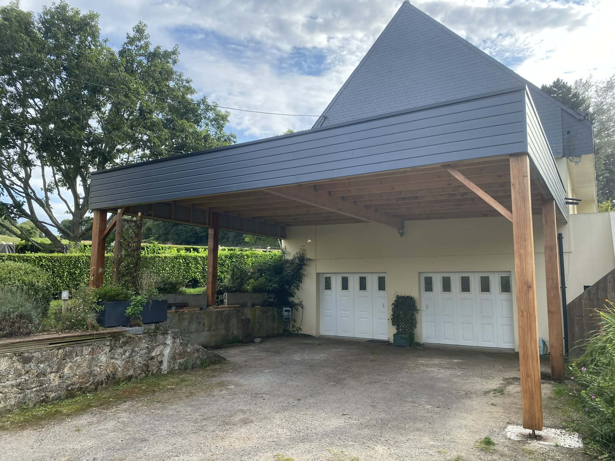 Carport réalisé en structure bois